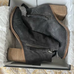 DOLCE VITA booties!! 🤍🖤